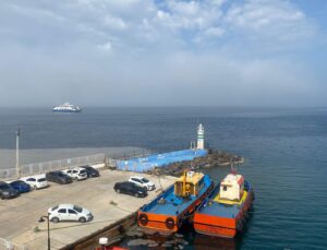 Sis etkisini yitirdi, Çanakkale Boğazı’nda feribot seferleri tekrar başladı
