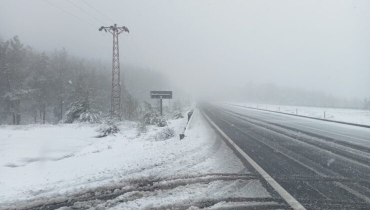 Çanakkale-İstanbul yolunda kar yağışı etkili oluyor