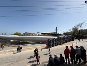 Çanakkale’de rüzgar gülü kanadı taşıyan tır devrildi