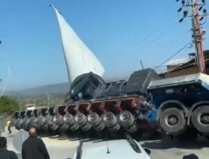 Çanakkale’de rüzgar gülü kanadı taşıyan tırın devrilme anı kamerada