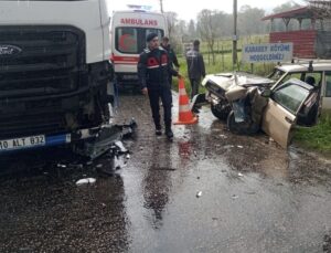 Çanakkale’de TIR’la çarpışan otomobilin sürücüsü yaralandı