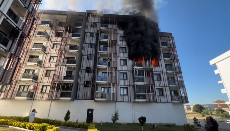 Çanakkale’de site yangınında facia ucuz atlatıldı, vatandaşlar kurtarılmak için balkon ve demir korkuluklarda bekledi