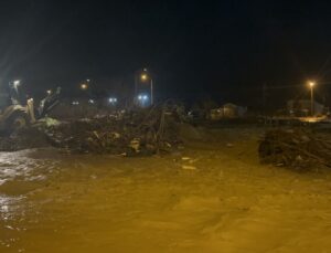 Kepez Çayı taştı, sahil yolu trafiğe kapatıldı