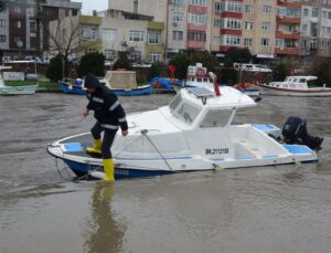 Sarıçay’da balıkçı nöbeti: Balıkçılar tekneleri batmasın diye bekliyor