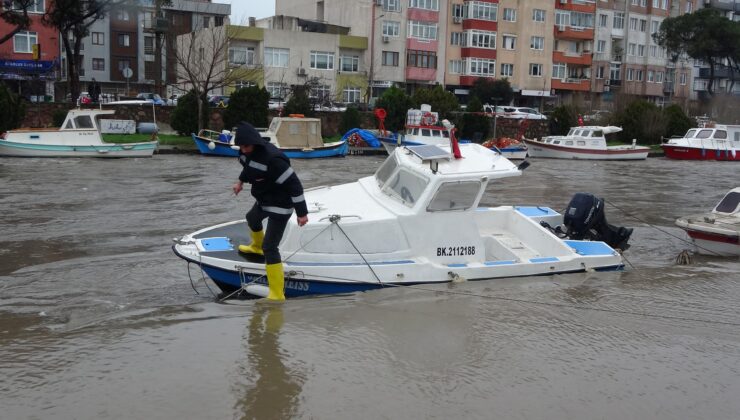 Sarıçay’da balıkçı nöbeti: Balıkçılar tekneleri batmasın diye bekliyor