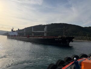 Çanakkale Boğazı’nda makina arızası nedeniyle karaya oturan gemi kurtarıldı