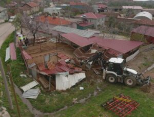 Çanakkale’de 21 kaçak yapı yıkıldı