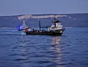 Çanakkale açıklarında rotası İtalya olan balıkçı teknesinde 109 kaçak göçmen ile 3 göçmen kaçakçısı şüphelisi yakalandı