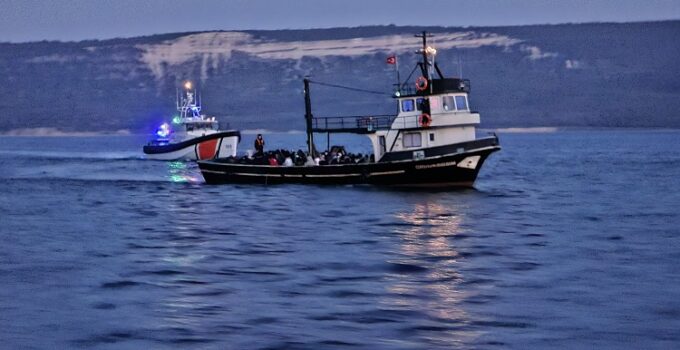 Çanakkale açıklarında rotası İtalya olan balıkçı teknesinde 109 kaçak göçmen ile 3 göçmen kaçakçısı şüphelisi yakalandı