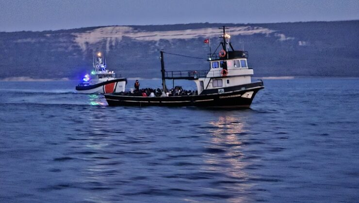 Çanakkale açıklarında rotası İtalya olan balıkçı teknesinde 109 kaçak göçmen ile 3 göçmen kaçakçısı şüphelisi yakalandı