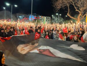 Meşaleler Çanakkale şehitleri için yandı