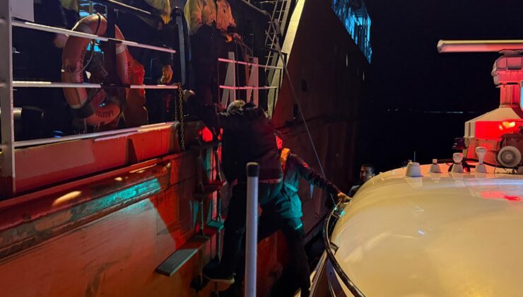 Çanakkale Boğazı’ndan ticari gemi kaptanı kalp krizi şüphesiyle  tahliye edildi