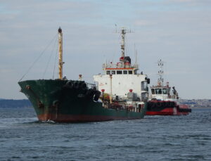 Çanakkale Boğazı’nda karaya oturan tanker kurtarıldı