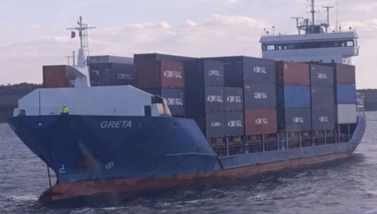Çanakkale Boğazı’nda makine arızası yapan konteyner gemisi karanlık limana demirletildi