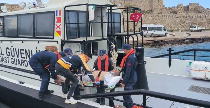 Bozcaada’da solunum yetmezliği çeken hastanın tıbbi tahliyesi Sahil Güvenlik ekiplerince gerçekleştirildi