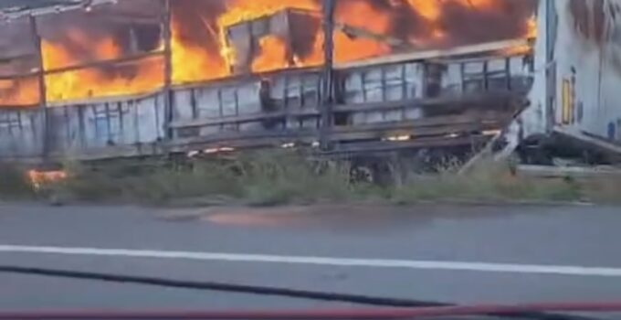 Gelibolu’da TIR alev alev yandı