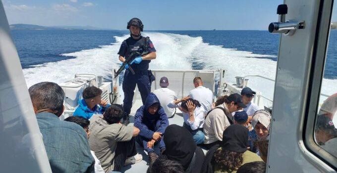 Gelibolu açıklarında rotası İtalya olan yelkenli teknede kaçak göçmenlerin yakalanma anı ortaya çıktı