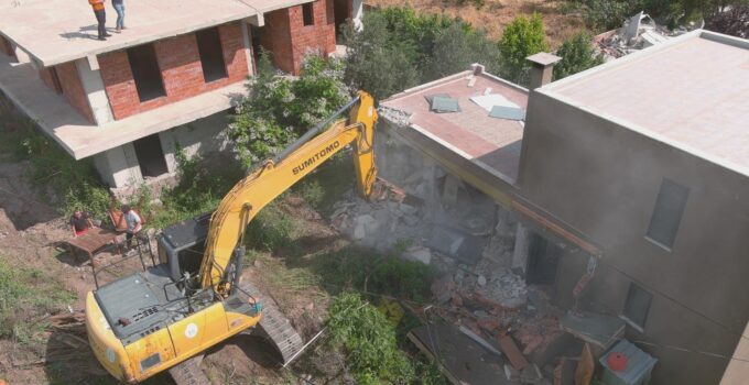 Ayvacık’ta 52 kaçak yapı yıkıldı
