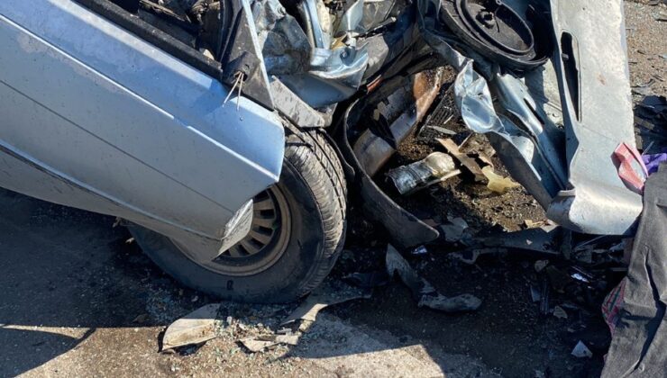 Çanakkale’de iki araç kafa kafaya çarpıştı: 2 ölü