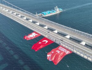 1915 Çanakkale Köprüsüne dev Türk bayrağı asıldı