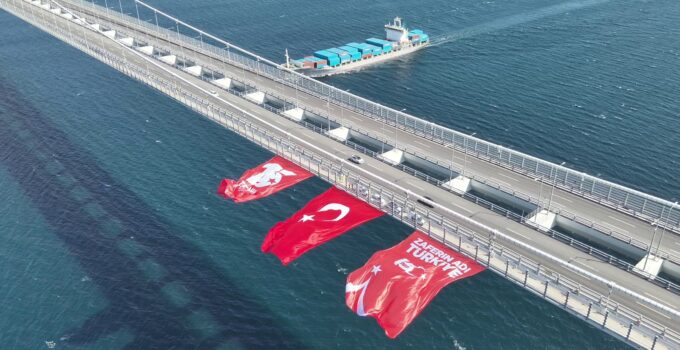 1915 Çanakkale Köprüsüne dev Türk bayrağı asıldı