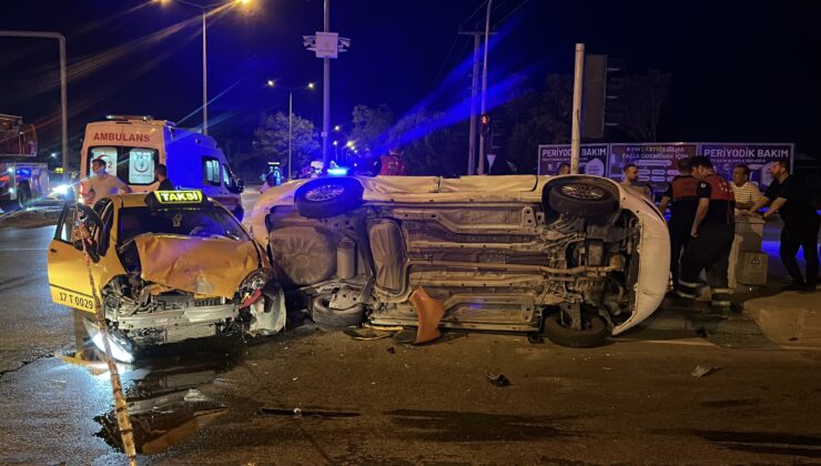 Çanakkale’de feci kaza: ticari taksi ve otomobil çarpıştı, 8 yaralı