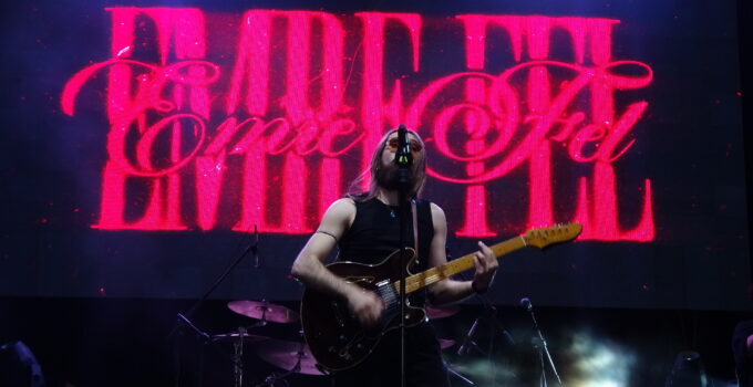 Priapos Deniz Festivalinde Emre Fel ve Hüsnü Şenlendirici Karabiga’yı yıktı geçti