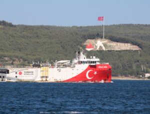 Oruç Reis Çanakkale Boğazı’ndan geçti