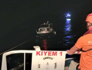 Çanakkale Boğazı’nda dümen arızası yaparak sürüklenen tekne kurtarıldı