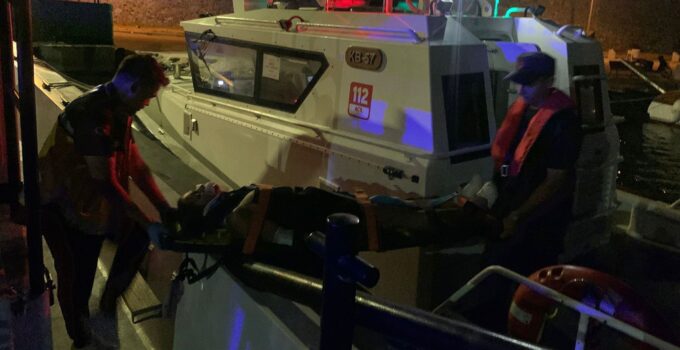 Bozcaada’da trafik kazasında yaralanan vatandaşın tıbbi tahliyesi Sahil Güvenlik ekiplerince gerçekleştirildi