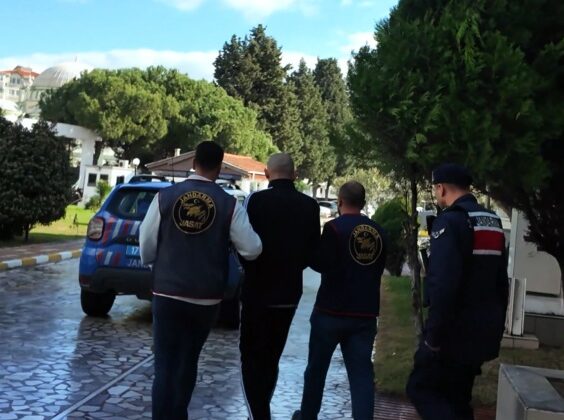 Çanakkale’de 15 yıl 7 ay 15 gün hapis cezası bulunan şüpheli saklandığı evde yakalandı