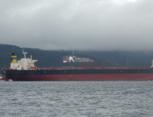 Akdeniz’de İHA ile vurulan, Bozcaada’da fırtına nedeniyle karaya oturan tanker bakım için Yalova’ya götürülüyor