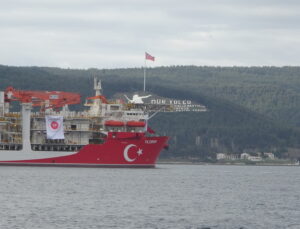 Yıldırım Derin Deniz Sondaj Gemisi Çanakkale Boğazı’ndan geçti