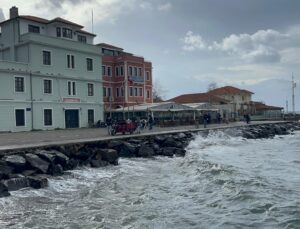 Çanakkale Boğazı lodos fırtınası nedeniyle transit gemi geçişlerine kapatıldı