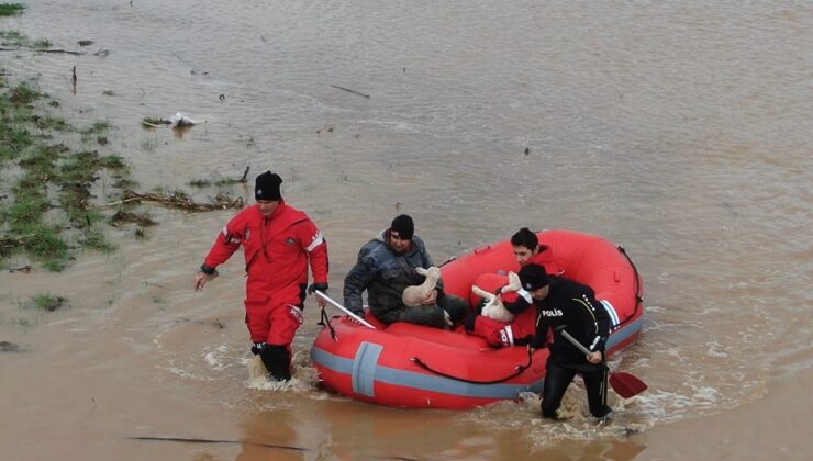 Ezine’de menderes çayı taştı: kışlada hayvanlarıyla mahsur kalan adam kurtarıldı