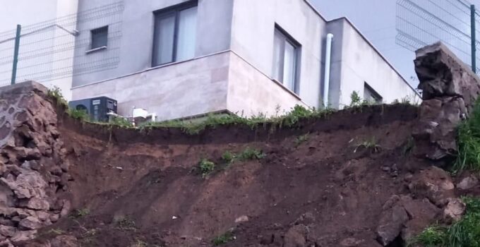 Ayvacık’ta istinat duvarı çöktü