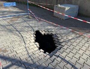 Ayvacık’ta yol çöktü