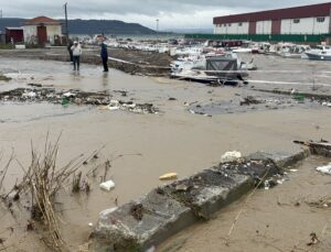 Çanakkale’de sağanak yağış nedeniyle Kepez çayı taştı