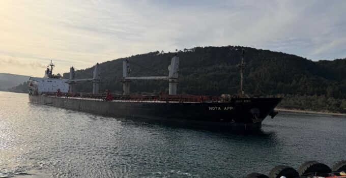 Çanakkale Boğazı’nda makina arızası nedeniyle karaya oturan gemi kurtarıldı