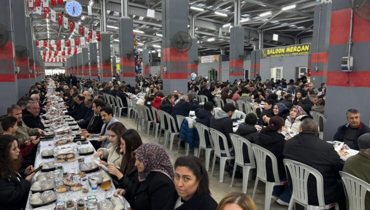 Ezine’de 10 bin kişi iftar sofrasında buluştu