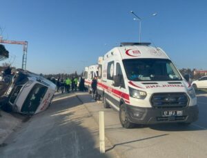 Çanakkale’de yolcu minibüsü devrildi: 8 yaralı