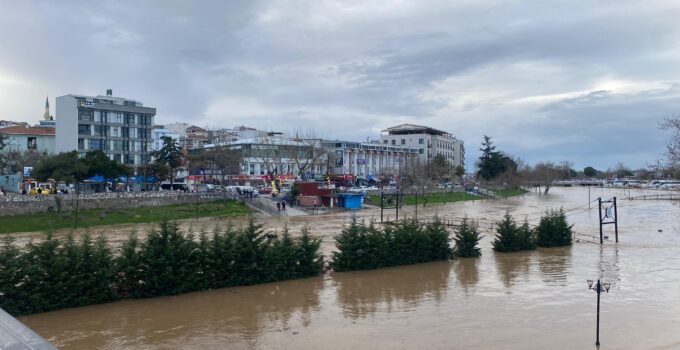 Kocabaş Çayı taştı, otopark sular altında kaldı