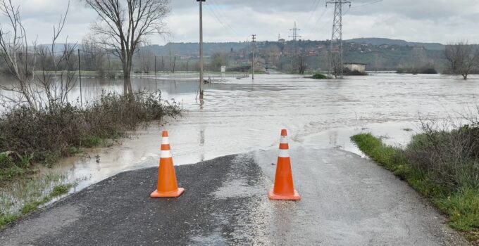 Kocabaş çayı taştı, Çan’da bir köy yolu kapandı