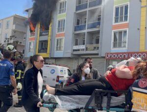 Çanakkale’de 4 katlı binadaki yangında alev ve dumanların arasında kalan kadın kurtarıldı