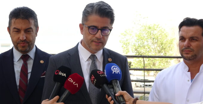 Rektör Prof. Dr. Cüneyt Erenoğlu: Genel sağlık durumu gayet iyi. Şükürler olsun. Hatta espri yapıyor gayet iyi bir şekilde
