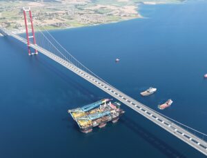 Dünyanın en büyük üçüncü yarı batık vinç ve boru döşeme gemisi 1915 Çanakkale Köprüsü altından geçti