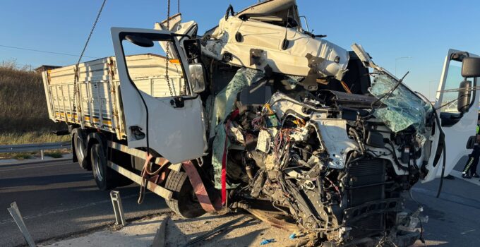 Çanakkale’de kamyon bariyerlere ok gibi saplandı: 2 ölü