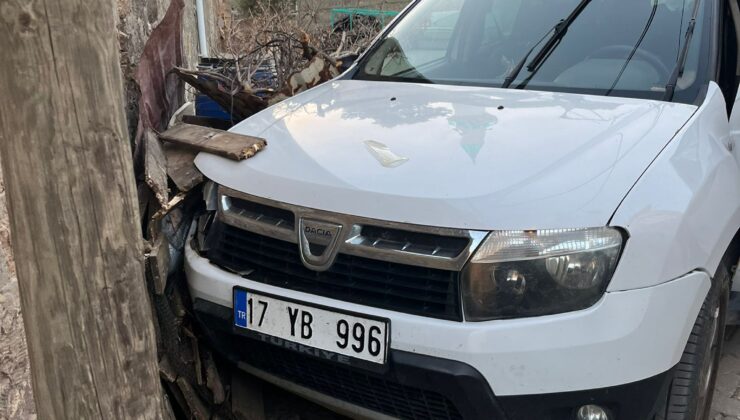 Çanakkale’de duvara çarpan aracın sürücüsü hayatını kaybetti