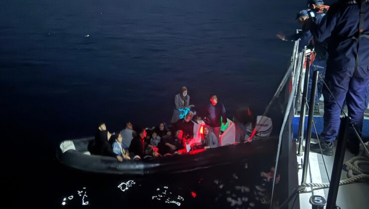 Çanakkale’de arızalanan lastik botla sürüklenen 14 kaçak göçmen kurtarıldı